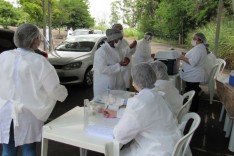  Mais de 600 trabalhadores da saúde são imunizados nos três dias de drive-thru
